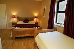Room with a double bed by the window
